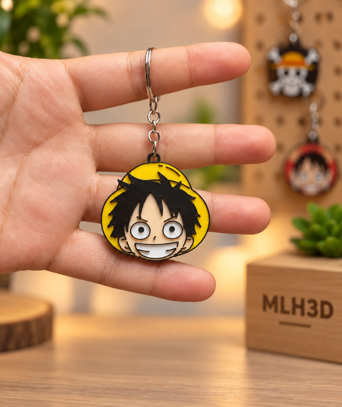 Llavero de Luffy de One Piece sostenido en una mano