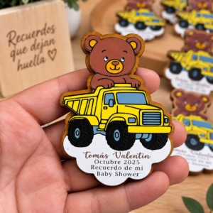 Recuerdo de baby shower personalizado con un osito y un camión amarillo