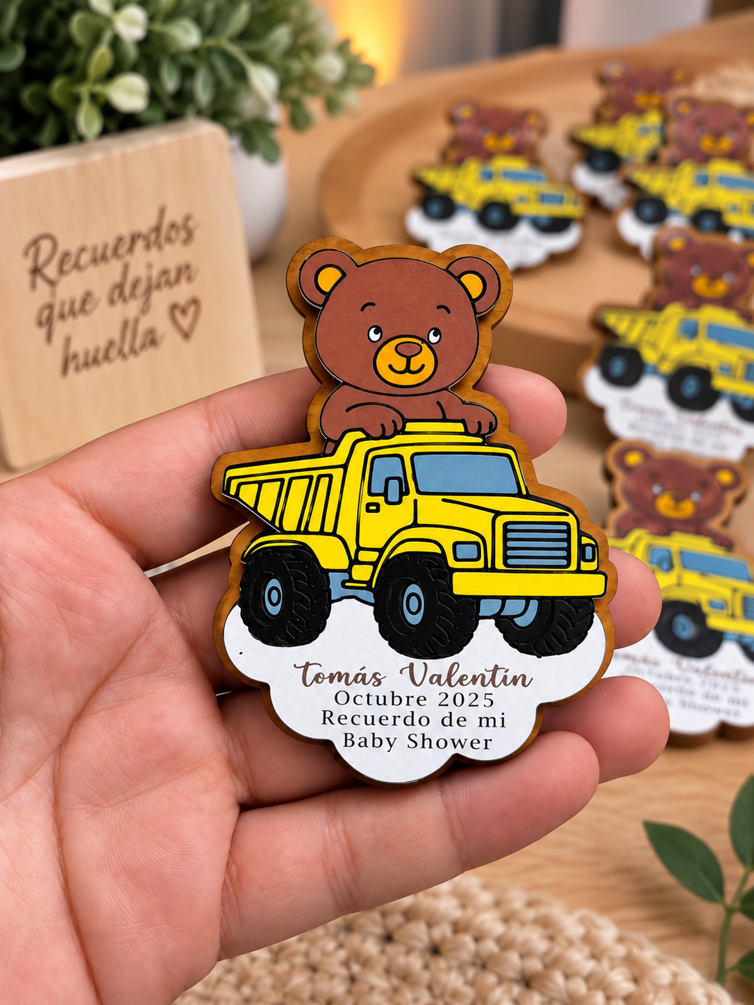 Recuerdo de baby shower personalizado con un osito y un camión amarillo